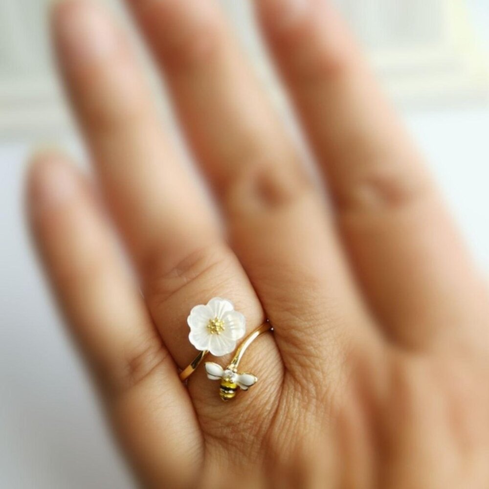 Mother of Pearl cz Bee ring size 7 🆕 - Picture 2 of 4